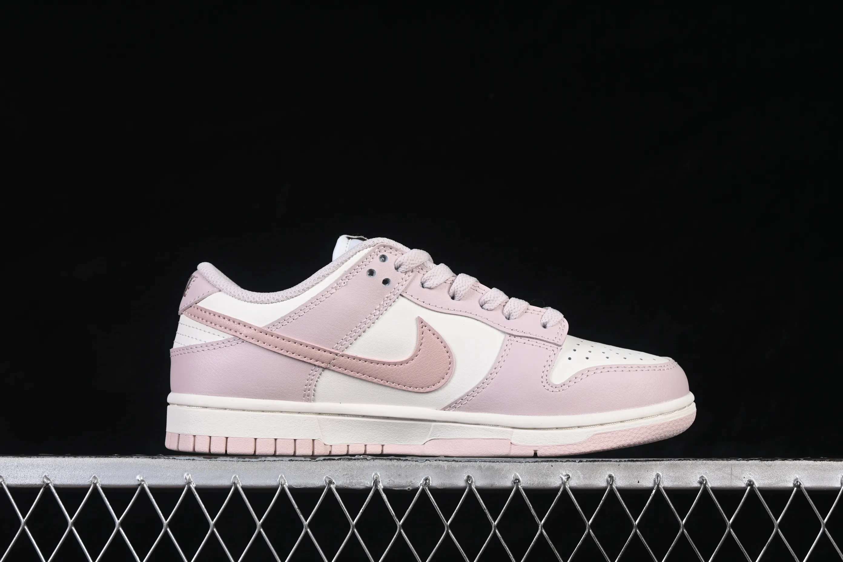 All categories Nk SB Dunk Series Nk SB Dunk Low High-end customized low-top sneakers Nike SB Dunk Low white and pink color low-top casual sneakers IM6572-602